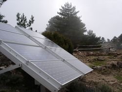 Photographie montrant des panneaux solaires en Corse