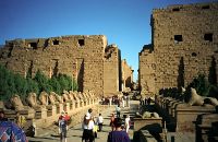 Allée des sphinx, à Karnak