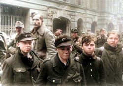 Membres de la Jeunesse hitlérienne enrôlés dans le Volkssturm.