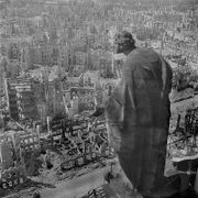 Ruines de Dresde en 1945, depuis la tour de l'hôtel de ville.
