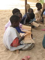 De jeunes garçons sénégalais scolarisés dans une école coranique