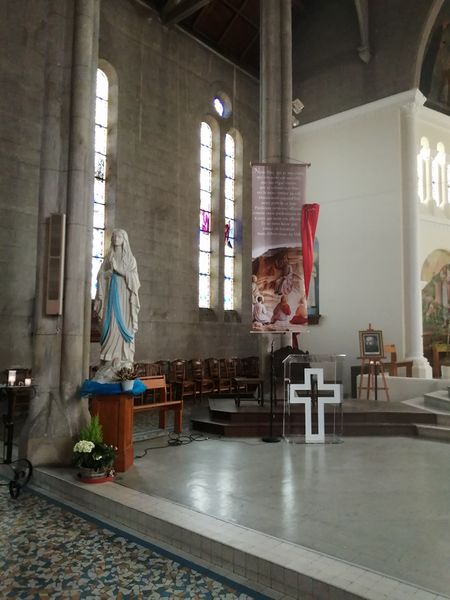 Fichier:Eglise Notre-Dame de Lourdes de Sotteville-lès-Rouen (Statue de la Vierge Marie à l'autel).jpg