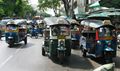 Des auto-pousse attendant devant un marché (Thaïlande)