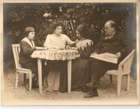 Émile Zola était passionné de photographie. Il pose ici, lisant « L'Aurore », en famille, vers 1900.