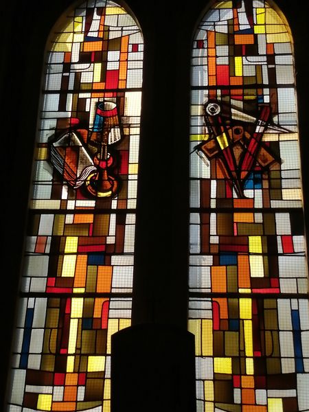 Fichier:Eglise Notre-Dame de l'Assomption (vitraux Outils de l'écrivain - Outils de l'architecte).jpg