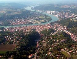 Vue aérienne de la ville et du Rhône.