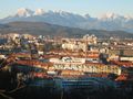 Vue de la ville en direction du nord qui donne la vue, à l'arrière-plan, sur les Alpes carniques, massif alpin