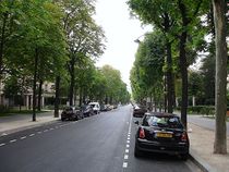 La proche banlieue aisée/Neuilly-sur-Seine (92). Large rue bordée de villas et résidences aisées.