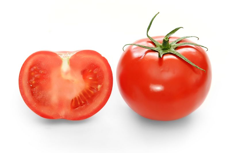 Fichier:Bright red tomato and cross section02.jpg