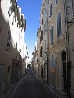 Une rue du quartier du Panier de Marseille.
