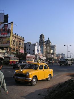 Une vue de Calcutta, avec un taxi Hindoustan Ambassador.