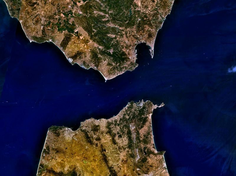 Fichier:Détroit of Gibraltar 5.53940W 35.97279N.jpg