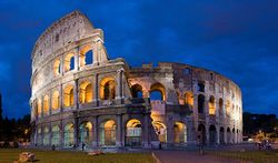Colisée (de nuit) à Rome.jpg
