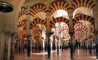 Intérieur de la Grande Mosquée des Omeyyades, à Cordoue (Espagne).