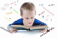 Un garçon a l’air autiste concentré sur un livre et entouré de textes en anglais et notation mathématique pleins d’interrogations.
