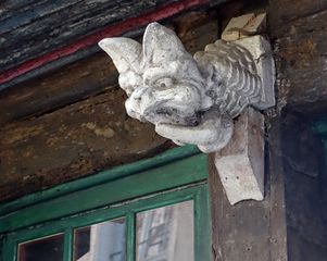 Figure en bois sculpté, rue du Chapitre.
