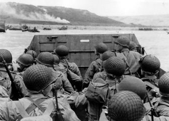 Péniche arrivant à Omaha Beach, lors du débarquement en Normandie, le 6 juin 1944.