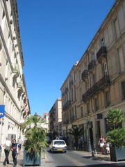 Une rue : à Nîmes, mais peu animée...