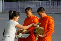 Moines bouddhistes thaïlandais revêtus d'une robe teintée par le curcuma