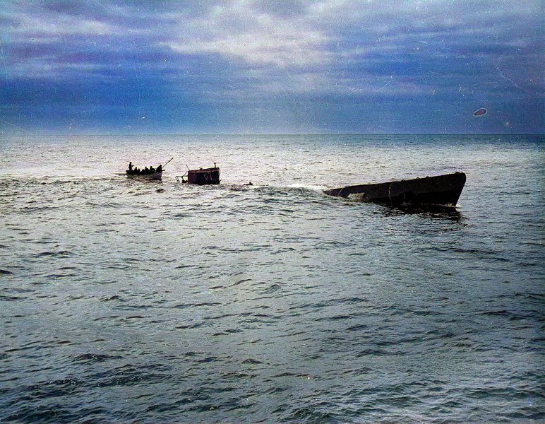 Fichier:Picking survivors off U-175 1943-04-17 2-colorized.jpg