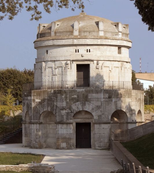 Fichier:Tomb of Theoderich the Great Ravenna.jpg