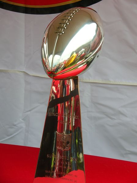 Fichier:Super Bowl 29 Vince Lombardi trophy at 49ers Family Day 2009.JPG