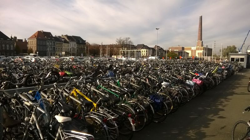 Fichier:Parc à vélos à Gand.jpg