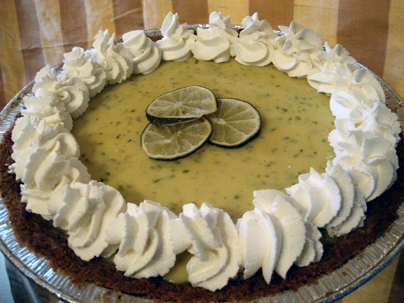 Fichier:Key lime pie with whipped cream and lime decoration, March 2009.jpg