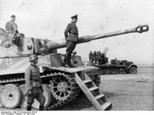 Char Tiger I de la Waffen-SS, sur le front russe, en avril 1943.