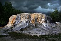 Un monticule volcanique, appelé Orange Spring Mound. Les couleurs sont dues à des algues et des bactéries.