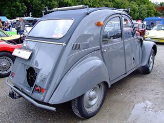 Citroën 2CV "Sahara", modèle 4x4 à deux moteurs : le 2e moteur est placé à l'arrière.