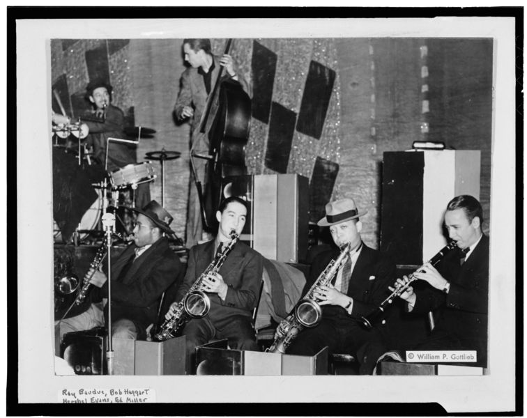 Fichier:Ray Bauduc, Herschel Evans, Bob Haggard, Eddie Miller, Lester Young, Matty Matlock, Howard Theatre, Washington D.C., ca. 1941.jpg
