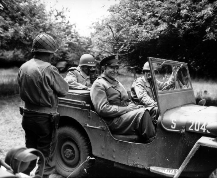 Fichier:Eisenhower en jeep - Normandie - 1944.jpg