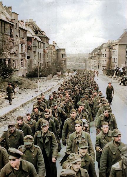 Fichier:Kriegsgefangene in Aachen (1944).-colorized.jpg