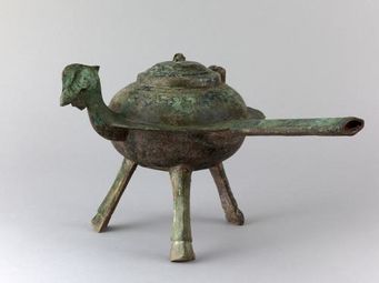 Verseuse jiao à tête de coq, bronze, époque Giao Chi (Ier siècle av. J-C - IIIe siècle), musée Cernuschi, Paris. Assez similaire à celui en grès blanc plus haut