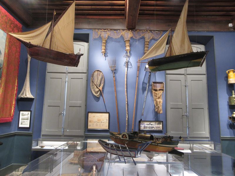 Fichier:Salle du Rhône et de la mer - Mur de la pêche - Museon Arlaten.JPG