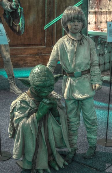 Fichier:Wax Museum Plus (6344780979) Yoda and Anakin - Star Wars (cropped).jpg