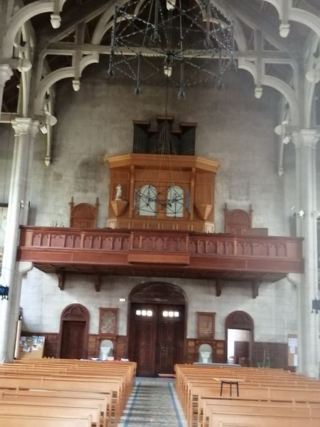 Fichier:Eglise Notre-Dame de Lourdes de Sotteville-lès-Rouen (allée centrale vers l'orgue).jpg