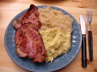 "Kassler", plat berlinois typique : côte de porc salée et fumée, avec choucroute et purée de pommes de terre.