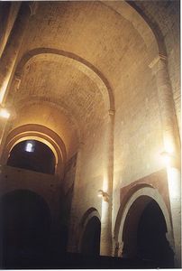 Voûte en plein cintre avec arcs doubleaux. Abbaye de Cruas (Ardèche)