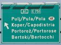 Panneau trilingue en Slovénie.jpg