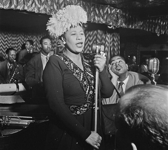 Fichier:Ella Fitzgerald, Dizzy Gillespie, Ray Brown, Milt Jackson,, Timmie Rosenkrantz, New York,. 1947.jpg