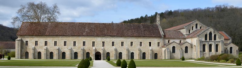 Fichier:Batiment principal de l'abbaye de Fontenay.JPG