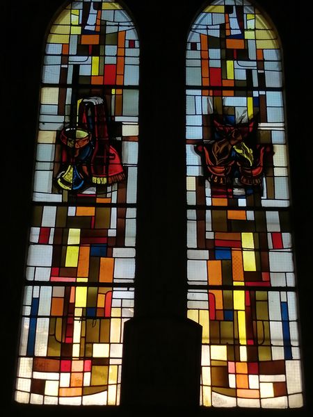 Fichier:Eglise Notre-Dame de l'Assomption (vitraux Encens et Navette - Calice et Maniple).jpg