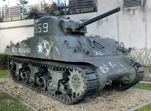 Char américain Sherman, utilisé par la 2e DB du général Leclerc lors de la Libération de Paris en juin 1944, conservé comme monument sur la N 20 à Bourg-la-Reine.