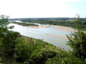 La vallée de la Loire près de Chaumont (Loir-et-Cher). En été le faible débit laisse apparaitre des bancs de sable ; ceux-ci sont recouverts en hiver quand le débit est très important.
