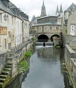 Bayeux : vieilles maisons, cathédrale et pont sur l'Aure.