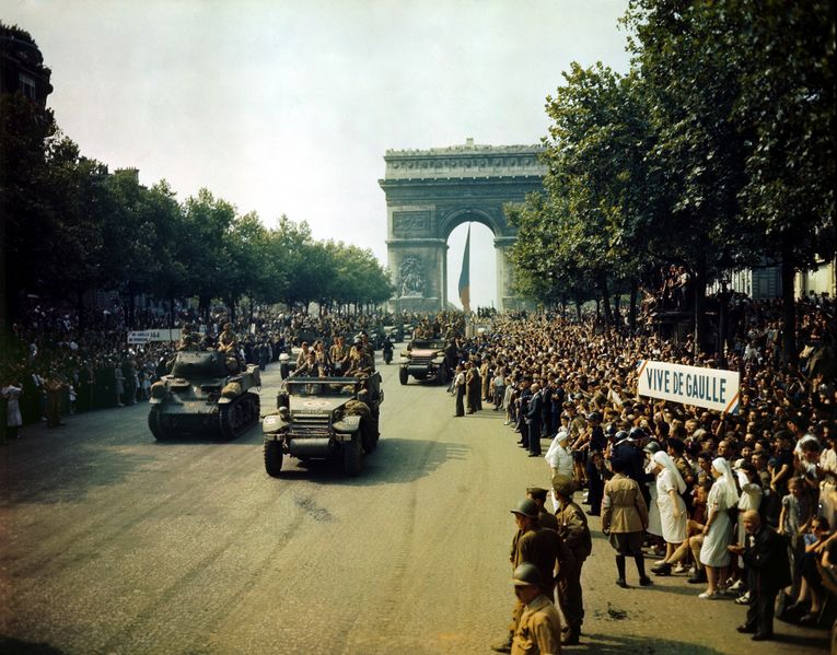 Fichier:Crowds of French patriots line the Champs Elysees.jpg