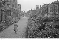 Recherche de pommes de terre dans les ruines, 1945.