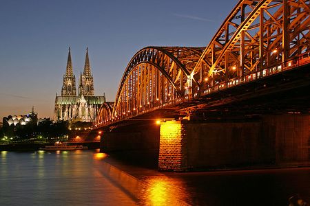De gauche à droite : le musée Ludwig, la cathédrale de Cologne et le pont ferroviaire Hohenzollern, sur le Rhin.